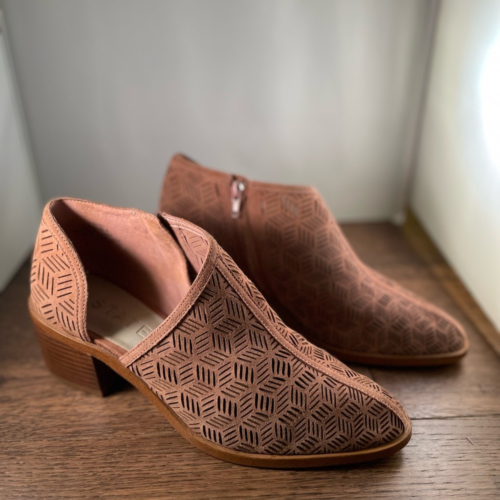 1state Iddah Perforated Cutaway Bootie NWT Size 8.5.
